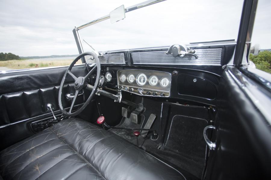 Интерьер Auburn 12-165 Salon Dual Ratio Convertible 1933 года  (фото 8 из 9)